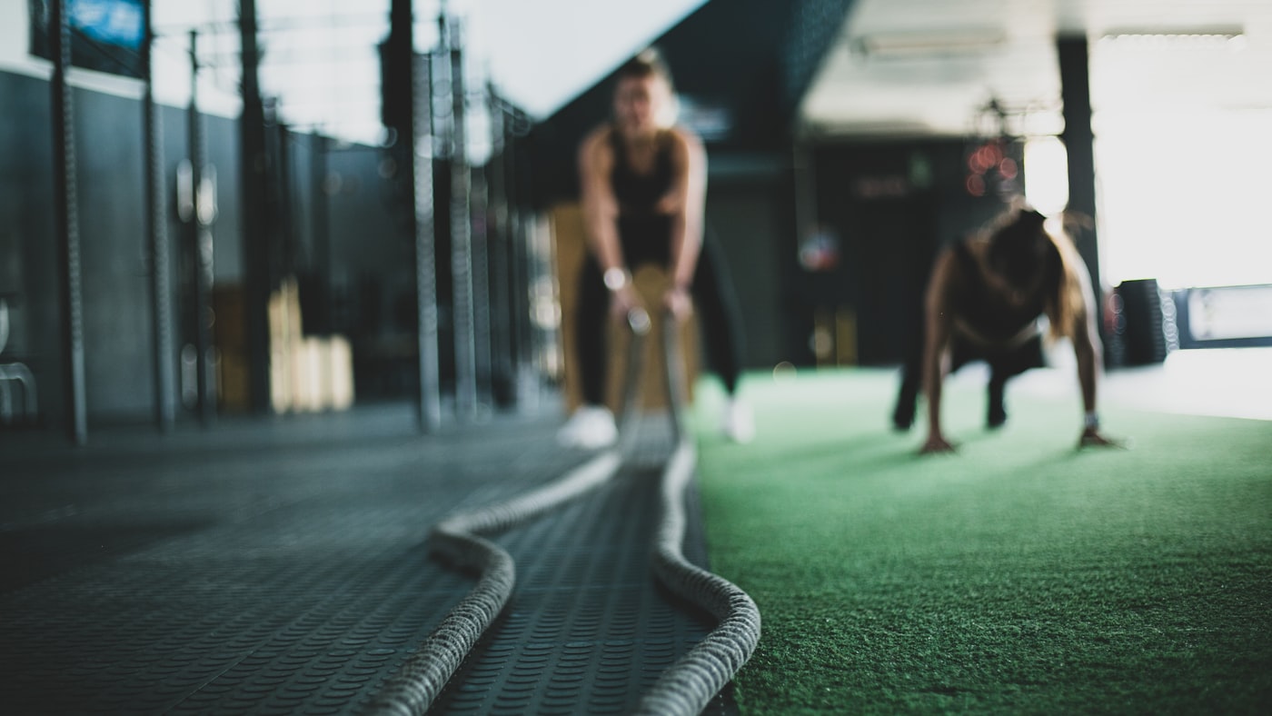 Premium Fitnessbereich mit Kettlebells